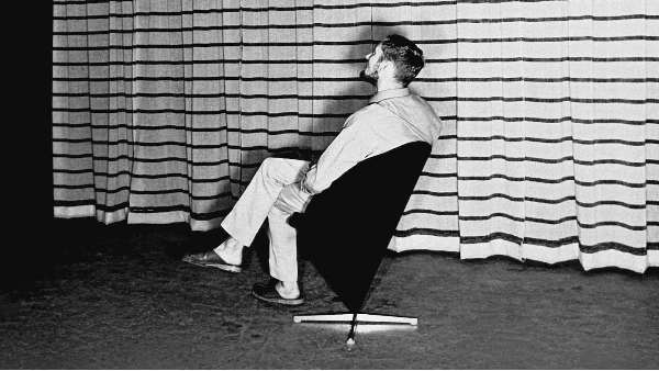 当设计师将椅子世界颠倒过来时。